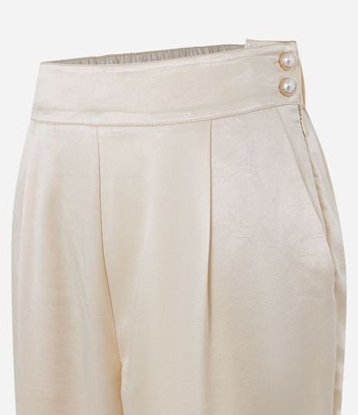Pantalón Carrot en Satén con Cintura Alta y Botones de Perla 3