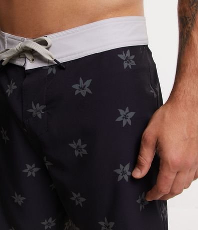 Bermuda Boardshort con Cintura Fija Contrastante y Estampa de Lirios 4