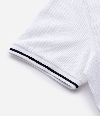 Polo Regular en Media Malla con Textura Rayada y Detalles Contrastantes 7