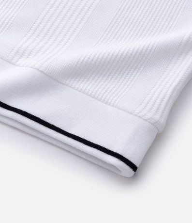 Polo Regular en Media Malla con Textura Rayada y Detalles Contrastantes 8