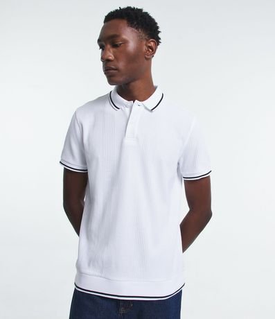 Polo Regular en Media Malla con Textura Rayada y Detalles Contrastantes