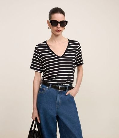 Remera en Media Malla Rayada con Escote V