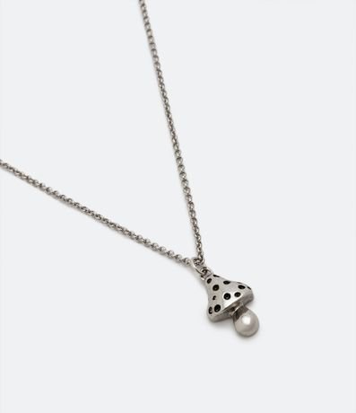 Collar en Metal con Colgante de Seta