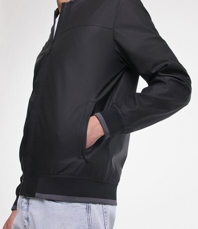 Campera Bomber en Material Gomoso y Cuello Alto 4