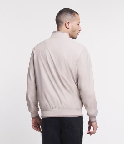 Campera Bomber en Material Gomoso y Cuello Alto 3