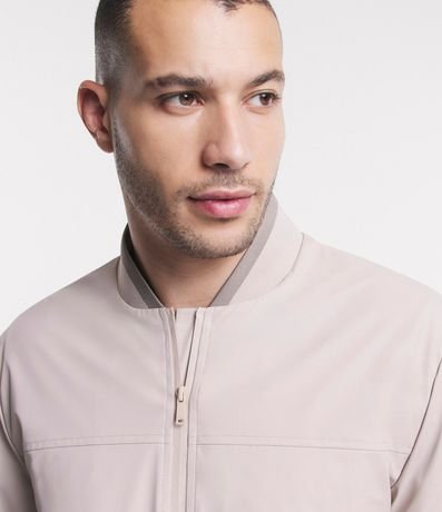 Campera Bomber en Material Gomoso y Cuello Alto 5