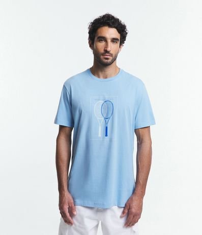 Remera Comfort en Media Malla con Estampa Raquetas de Tenis 1
