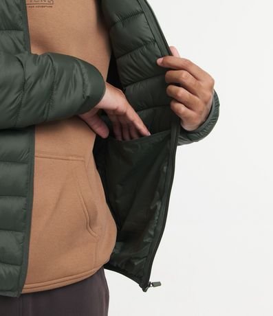 Campera Ultraligera Básica en Microfibra con Capucha y Bolsillos 7