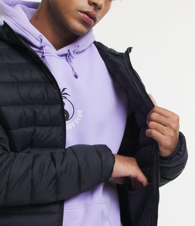 Campera Ultraligera Básica en Microfibra con Capucha y Bolsillos 6