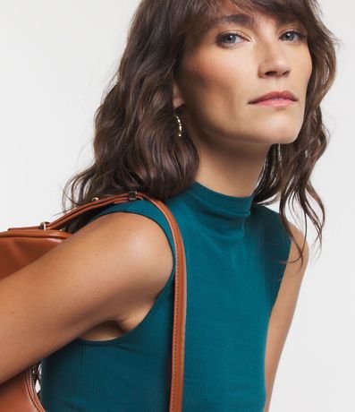 Blusa en Viscosa con Cuello Alto y Textura Acanalada 3