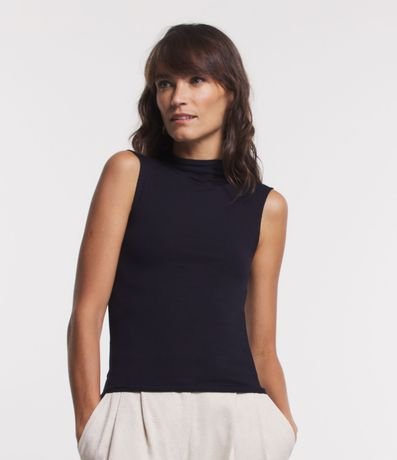 Blusa en Viscosa con Cuello Alto y Textura Acanalada 5