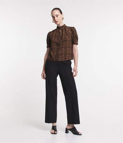 Blusa en Crepé con Cuello Alto y Estampado Animal Print 2