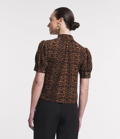 Blusa en Crepé con Cuello Alto y Estampado Animal Print 4