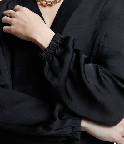 Blusa Acetinada con Escote V y Mangas Bufantes 4