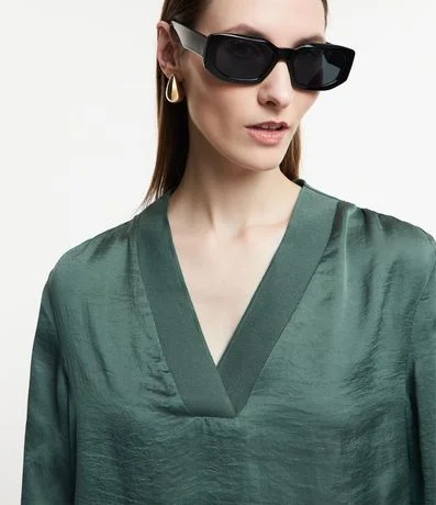 Blusa Acetinada con Escote V y Mangas Bufantes