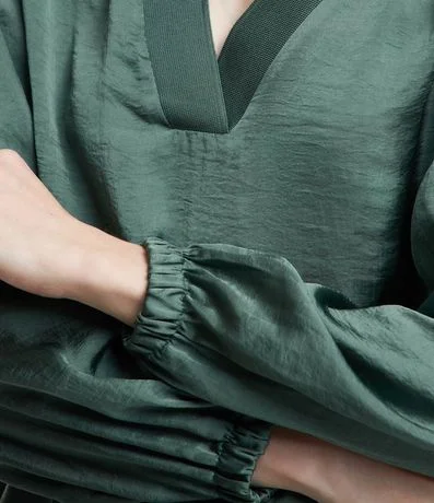 Blusa Acetinada con Escote V y Mangas Bufantes 4