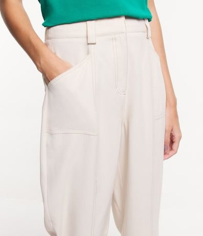 Pantalón Recto en Viscosa con Detalles en Pespuntos Contrastantes 4