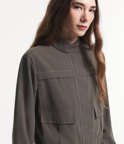 Campera Bomber en Viscosa con Bolsillos Solapa y Pespuntos Contrastantes 4