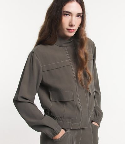 Campera Bomber en Viscosa con Bolsillos Solapa y Pespuntos Contrastantes 5