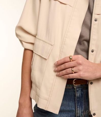 Campera Bomber en Viscosa con Bolsillos Solapa y Pespuntos Contrastantes 4