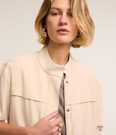 Campera Bomber en Viscosa con Bolsillos Solapa y Pespuntos Contrastantes 5