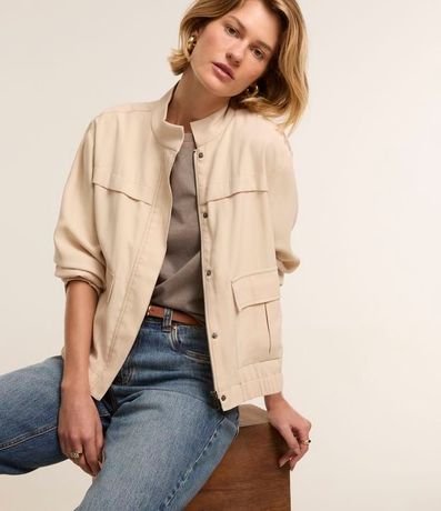 Campera Bomber en Viscosa con Bolsillos Solapa y Pespuntos Contrastantes 6