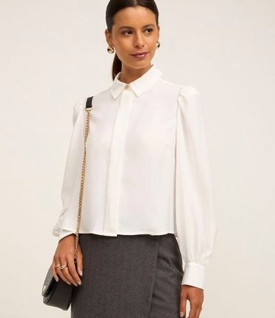 Camisa en Crepé con Botón Diferenciado y Manga Abullonada
