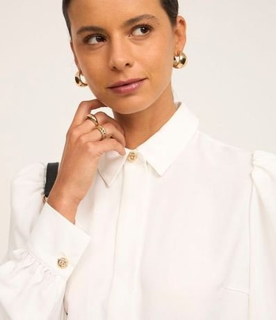 Camisa en Crepé con Botón Diferenciado y Manga Abullonada 3