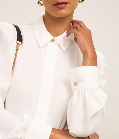 Camisa en Crepé con Botón Diferenciado y Manga Abullonada 4