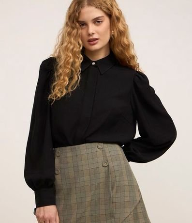 Camisa en Crepé con Botón Diferenciado y Manga Abullonada