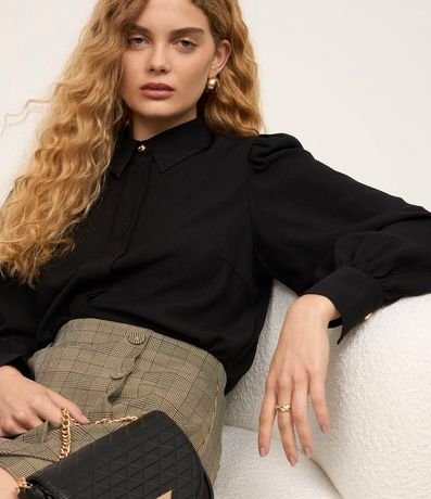 Camisa en Crepé con Botón Diferenciado y Manga Abullonada 3