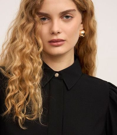 Camisa en Crepé con Botón Diferenciado y Manga Abullonada 4