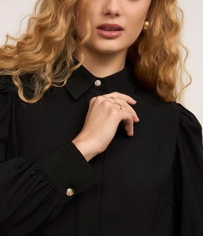 Camisa en Crepé con Botón Diferenciado y Manga Abullonada 5