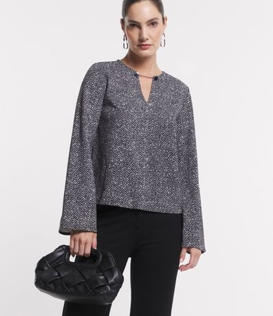 Blusa en Crepé con Detalle Cadena en el Cuello y Estampa Zigzag 1