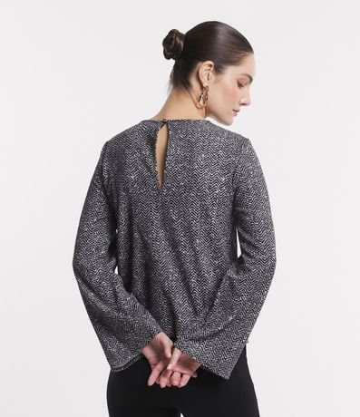 Blusa en Crepé con Detalle Cadena en el Cuello y Estampa Zigzag 3