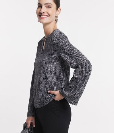 Blusa en Crepé con Detalle Cadena en el Cuello y Estampa Zigzag 4