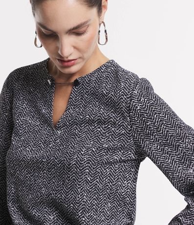 Blusa en Crepé con Detalle Cadena en el Cuello y Estampa Zigzag 5