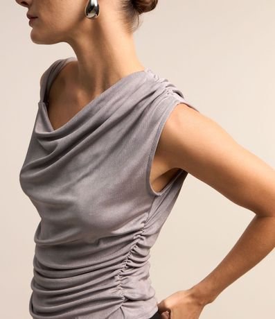 Blusa Sin Manga con Escote Assimétrico y Detalles Pliegados 4