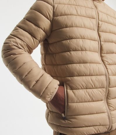 Campera Ultraligera Básica en Microfibra con Capucha y Bolsillos 5