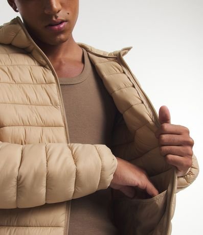 Campera Ultraligera Básica en Microfibra con Capucha y Bolsillos 6