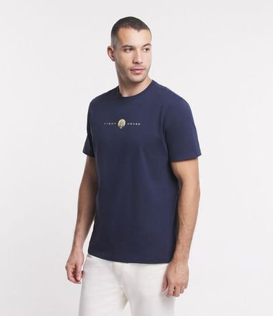 Remera Comfort en Media Malla con Estampa de Faro y Lettering