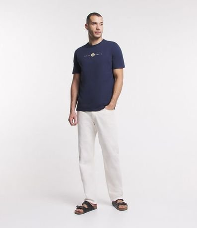 Remera Comfort en Media Malla con Estampa de Faro y Lettering 2