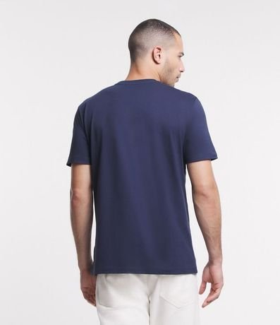 Remera Comfort en Media Malla con Estampa de Faro y Lettering 3