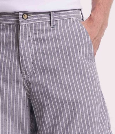 Bermuda Reta en Sarga con Estampado de Rayas 4