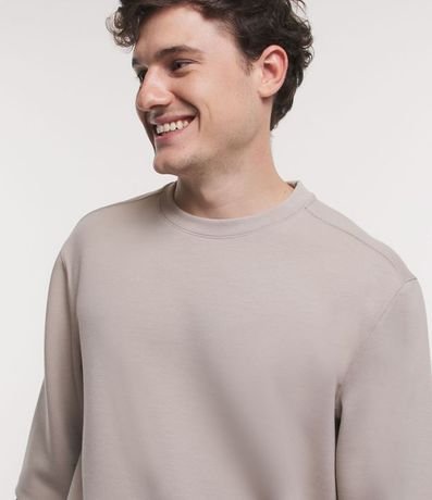 Buzo Deportivo con Etiqueta Aplicada 4