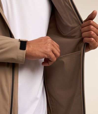 Campera Deportiva Resistente a Agua y con Capucha 4