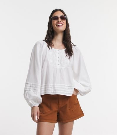 Blusa Amplia en Batista con Botones y Bordado Floral 1