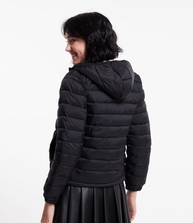 Campera Ultra Leve con Capucha y Bolsillos con Botón 3