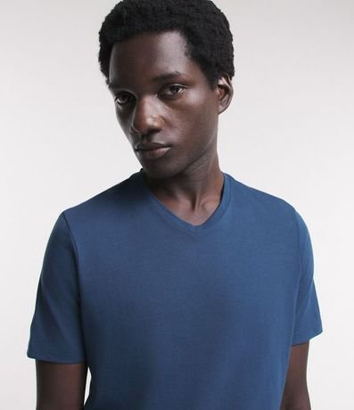 Remera Slim en Algodón Peruano con Cuello V 4
