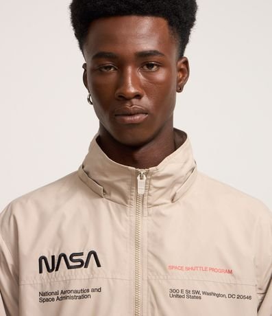 Campera Rompevientos con Capucha y Estampa Nasa 7